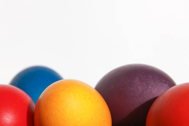 Színes festett húsvéti tojás fa kosár dekoráció előkészítése ünnep. Csirkét vagy kacsatojást festeni keresztény hagyomány, hogy ünnepeljük a húsvétot az egész világon.. - Fotó, kép