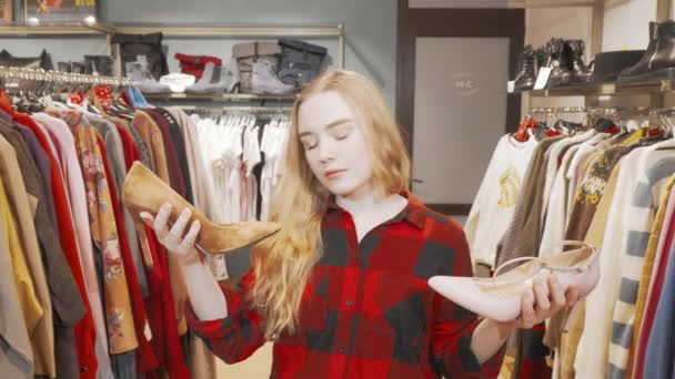 Vrouwelijke klant kiezen tussen twee hoge hakken schoenen - Video
