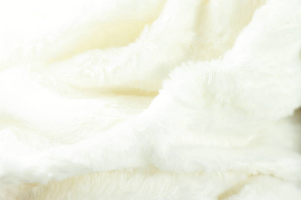Biały puszysty futro futrzany krata do łóżka, faktura pościel, paski wzór, pomarszczony tkany lekki materiał  - Zdjęcie, obraz
