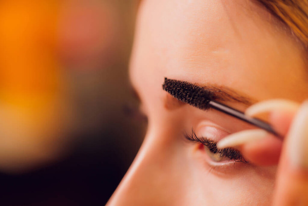 Eyebrows tinting treatment with natural henna dye. - Zdjęcie, obraz