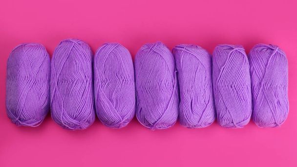 rangée de Skeins de fil de laine sur un fond rose. Bannière horizontale - Photo, image