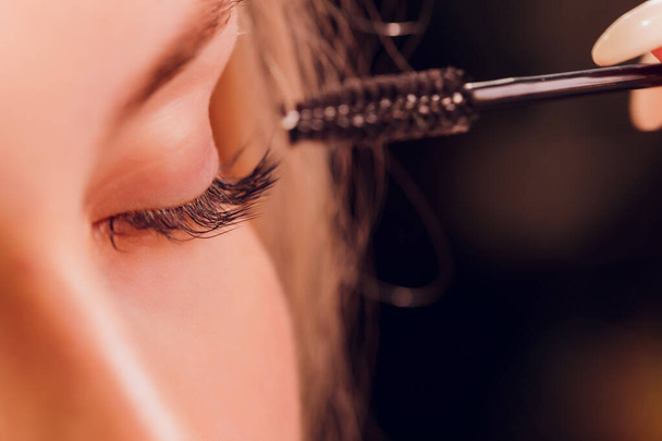 Eyebrows tinting treatment with natural henna dye. - 写真・画像