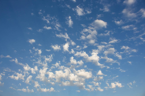 Panoramiczny widok na piękne błękitne niebo z puszystymi białymi chmurami. Chmurzona peleryna. Naturalne powietrze. Sezonowa koncepcja prezentacji produktu i tapety z miejscem na tekst. - Zdjęcie, obraz