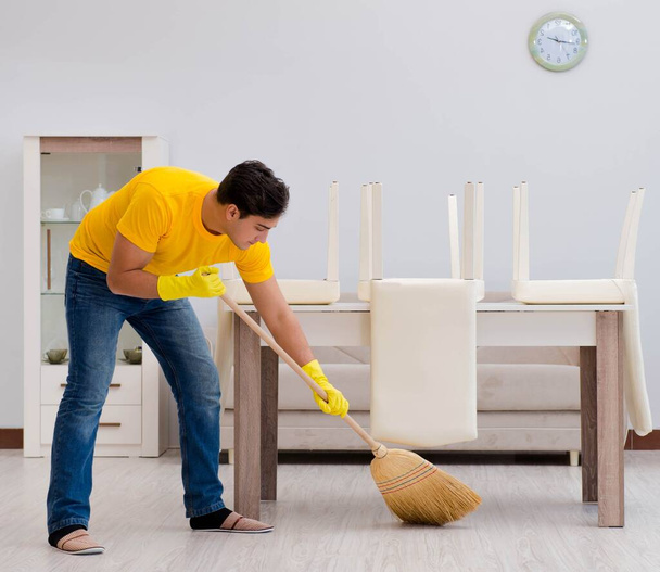 Mann Mann putzt Haus und hilft seiner Frau - Foto, Bild