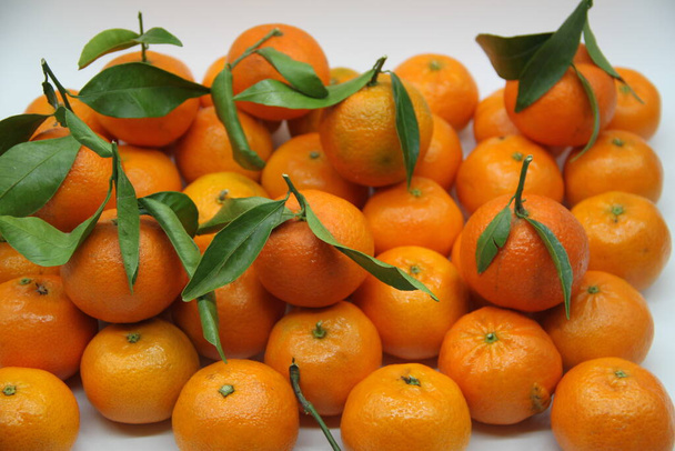sfondo di mandarini arancioni con foglie verdi. Cibo sano. Ortaggi - Foto, immagini