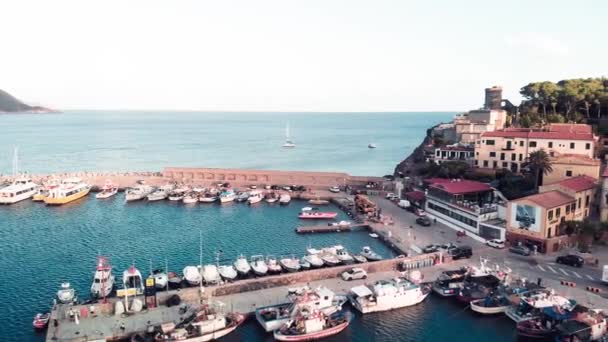 Vista de Aerila de la costa de Marina di Campo al atardecer, Isla Elba - Italia - Imágenes, Vídeo