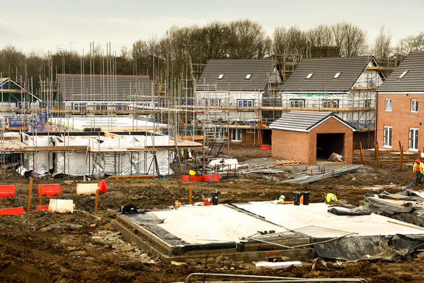 Bridgend, Galles - Dicembre 2017: Fondamenti per una nuova casa in un cantiere con case completate sullo sfondo  - Foto, immagini