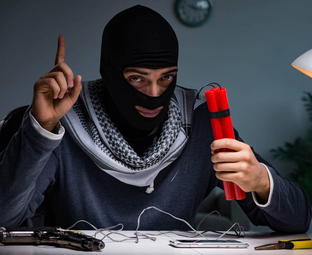 Un terroriste prépare une bombe à dynamite - Photo, image