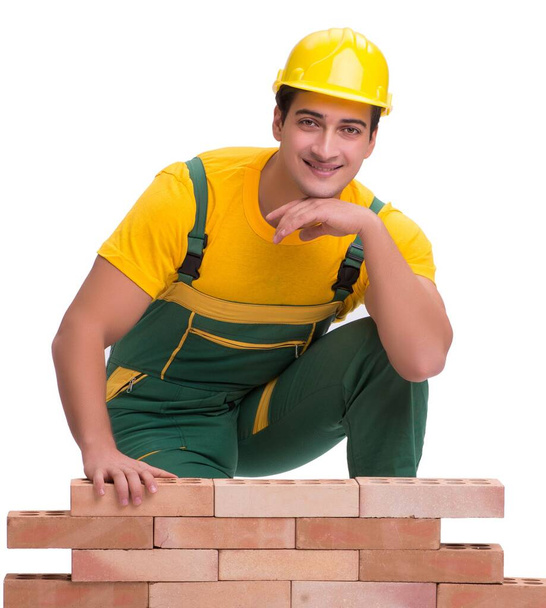 Yakışıklı inşaat işçisi tuğla duvar inşa ediyor. - Fotoğraf, Görsel