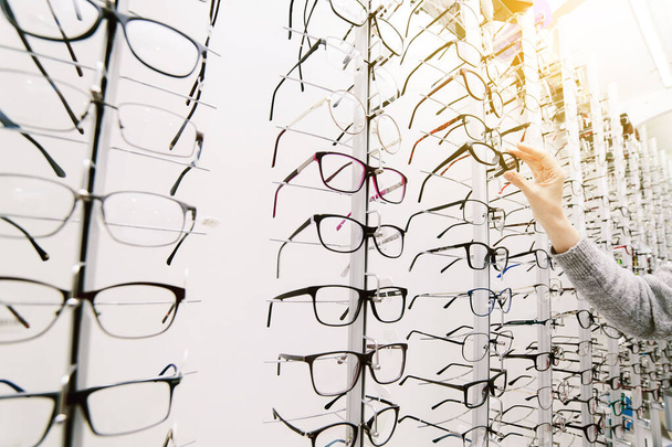 Brillenreihe beim Optiker. Brillengeschäft. Stand mit Brille im Geschäft mit Optik. - Foto, Bild