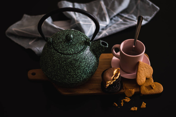 Valentýn zdravá snídaně s keramickou zelenou konvicí, čokoládové sušenky a sušenky ve tvaru srdce s vintage vzhled zákulisí - Fotografie, Obrázek