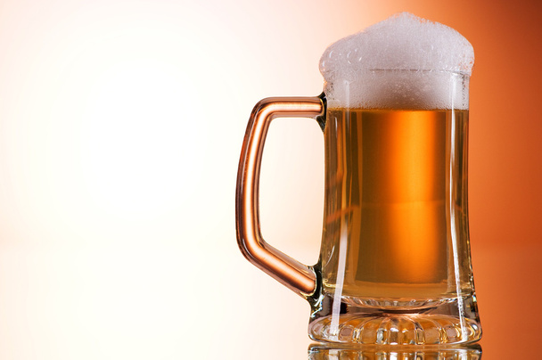 szemüveges Beer ellen a színes gradiens háttér - Fotó, kép