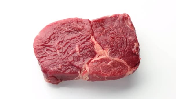 close-up van verse rauwe biefstuk op witte achtergrond zoom in - Video