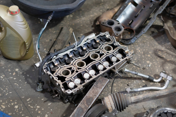 soyut bir otomobil motoru, sökülmüş otomobil detayı, servisteki sorunları düzeltme - Fotoğraf, Görsel