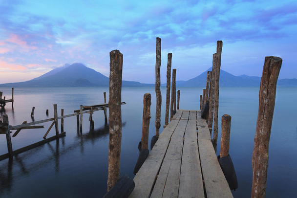 Muelle en el Lago Atitlán en Guatemala al amanecer
 - Foto, Imagen