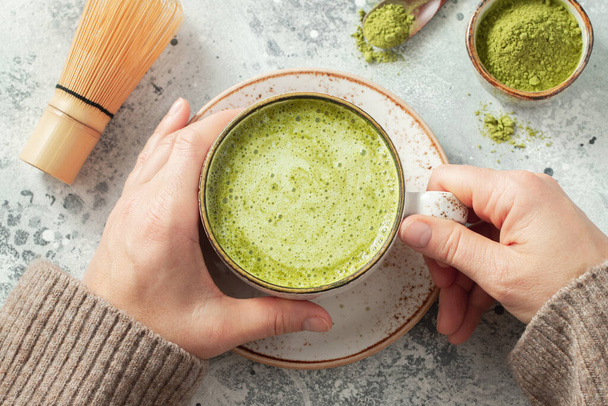 Bir fincan Matcha Green Tea, kadınların elinde. Üst Manzara. düz yat - Fotoğraf, Görsel