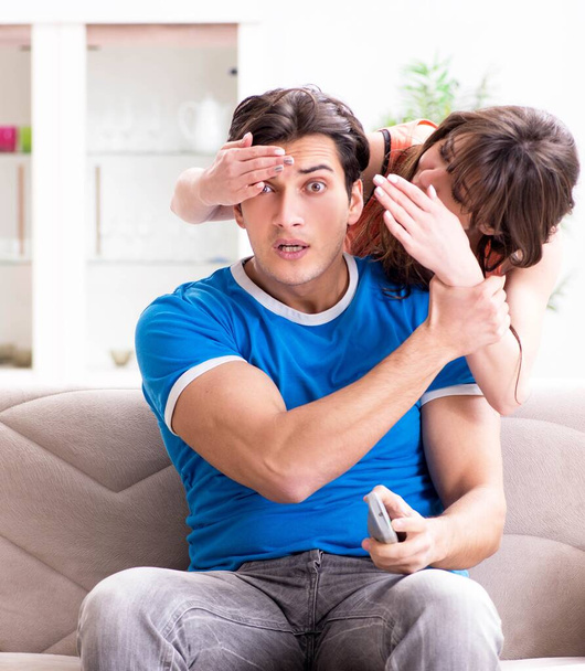 Жена недовольна тем, что муж смотрит футбол - Фото, изображение
