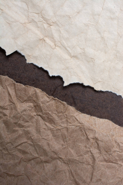 Stukje gescheurd papier op effen ondergrond geplaatst - Foto, afbeelding