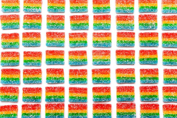 Regenbogen saftige Gummibärchen Hintergrund. Muster aus Gelee-Süßigkeiten. - Foto, Bild