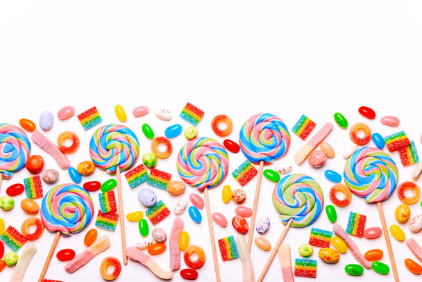 Coleção mista de doces coloridos, sobre fundo branco. Deitado plano, vista superior - Foto, Imagem