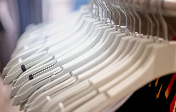 Moda moderna ropa de las mujeres cuelgan de perchas de acero estante en los grandes almacenes de ropa. Ropa casual compras en línea. - Foto, Imagen