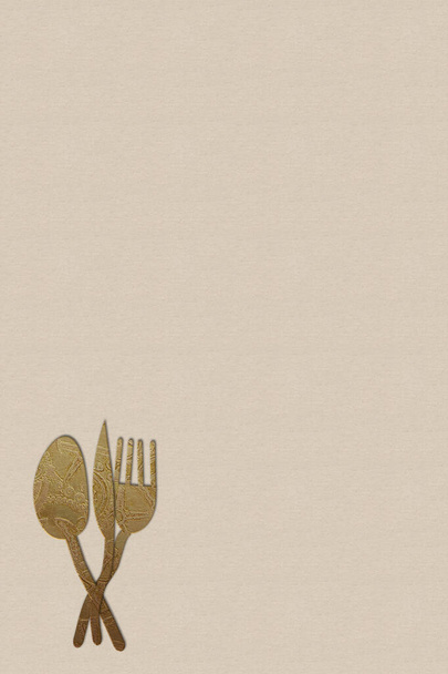 Modern üres háttér étterem menü. Eredeti szürreális arany evőeszközök üres papíron. Függőleges kép. - Fotó, kép