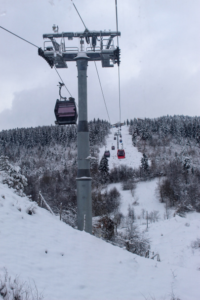 Sentiero neve sul monte Trebevic. Sentiero innevato con alberi intorno a cui c'è neve. - Foto, immagini