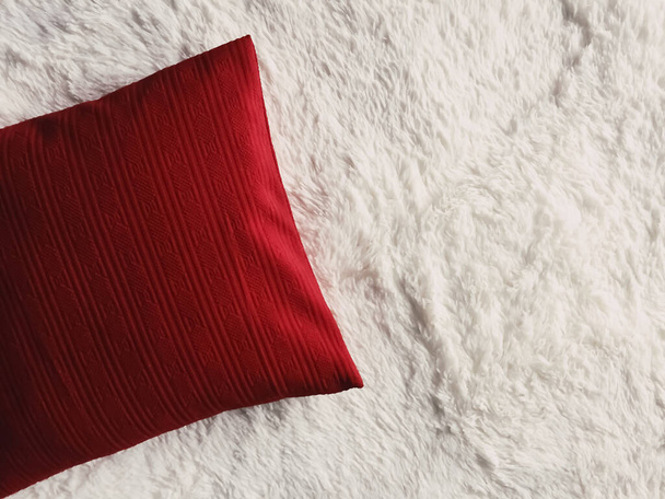 Κόκκινο μαξιλάρι ρίξει μαξιλάρι σε λευκό αφράτο καρό κουβέρτα ως επίπεδο φόντο lay, κρεβατοκάμαρα πάνω άποψη και το σπίτι διακόσμηση επίπεδη - Φωτογραφία, εικόνα
