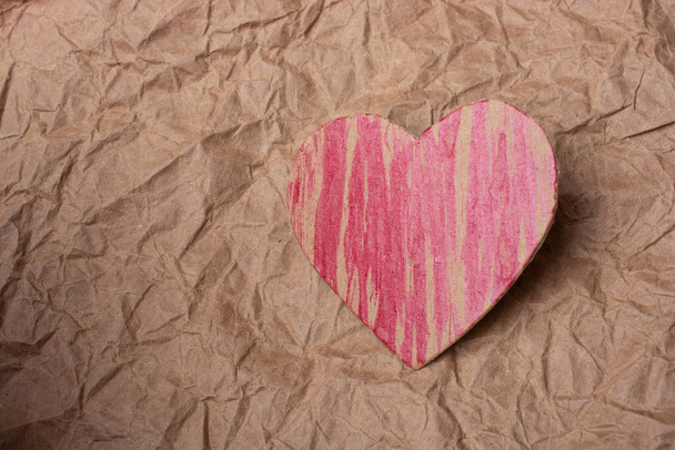Aşk kartı ve sevgililer günü konsepti için kırmızı boyanmış kalp. - Fotoğraf, Görsel