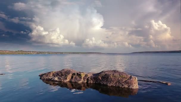 letni krajobraz jeziora - Materiał filmowy, wideo