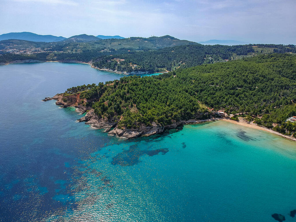 Légi drón kilátás Chrisi Milia strand és a sziklás körülvett terület Alonnisos sziget, Sporades, Görögország, Európa - Fotó, kép
