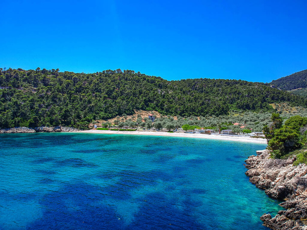 Vista aérea de la playa de Leftos Gialos en la isla de Alonnisos, Esporadas, Grecia, Europa - Foto, Imagen