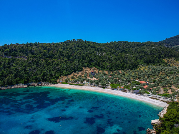 Vista aérea de la playa de Leftos Gialos en la isla de Alonnisos, Esporadas, Grecia, Europa - Foto, Imagen