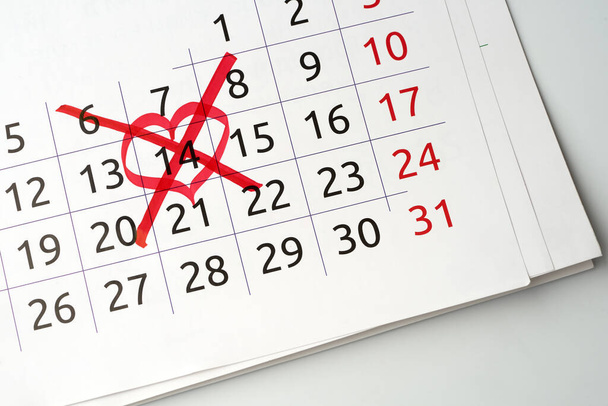 Κλείσιμο της ημερομηνίας διαγραφής του κόκκινου δείκτη ημέρα του Αγίου Βαλεντίνου στο ημερολόγιο - Φωτογραφία, εικόνα