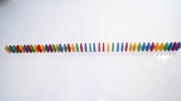 Uma reação em cadeia de dominós coloridos. Vista superior - Filmagem, Vídeo