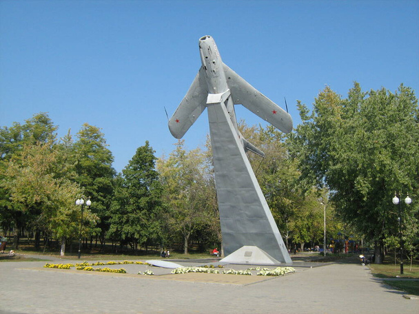  Monumento a los soldados-libertadores MIG - 17 "Avión" en Mariupol, Ucrania - Foto, Imagen