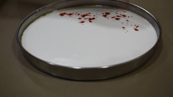 verter polvo rojo frío sobre la masa blanca para hacer dhokla khaman e idli - Metraje, vídeo