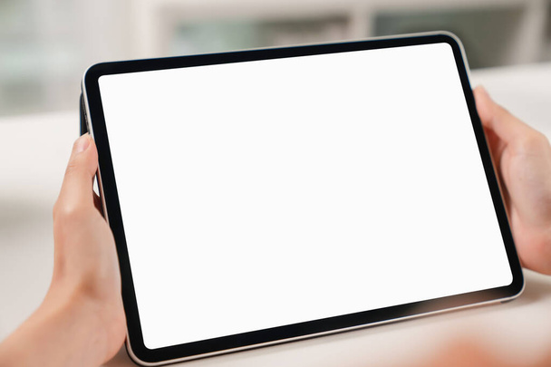 Modyfikacja dłoni kobiety trzymającej tablet cyfrowy i dotykającej pusty ekran. - Zdjęcie, obraz