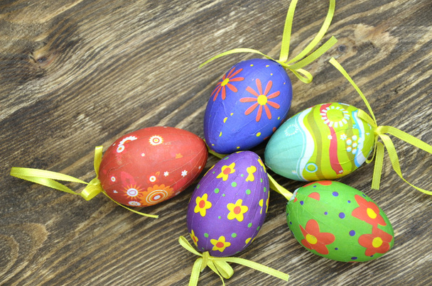 Masanın üzerinde yatan renkli Paskalya yumurtaları - Fotoğraf, Görsel
