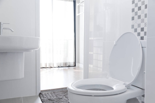 Modern fehér fürdőszoba mosogatóval és víztároló - Fotó, kép