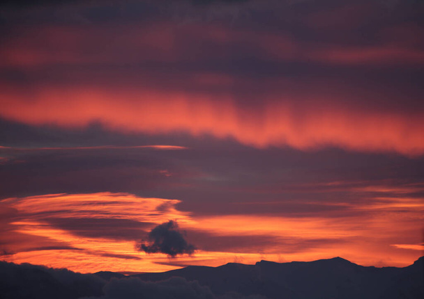 rose rouge nuages au lever du soleil montagne mitsikeli en hiver matin ioannina perfecture grec - Photo, image
