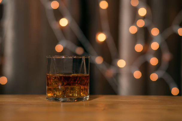 Barman pouring whiskey whiskey glass beautiful night - Valokuva, kuva