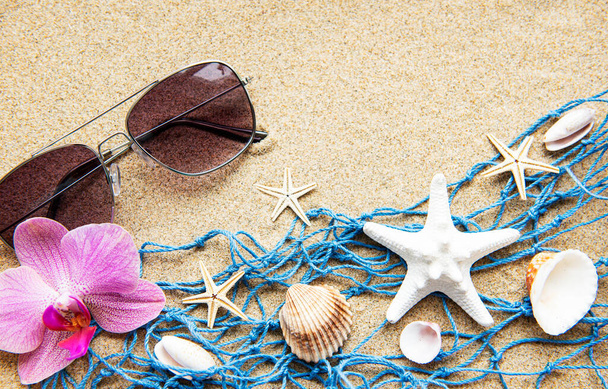 Голубая рыболовная сеть на пляжном песке, путешествия, концепция отдыха - Фото, изображение