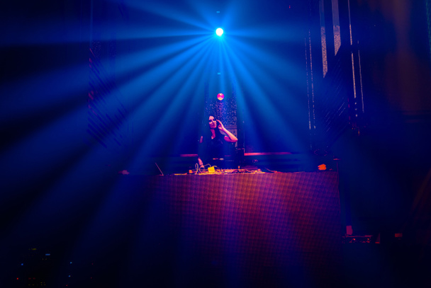 DJ auf der Bühne in Disco-Nachtclub mixt Techno-Musik-Beat - Foto, Bild