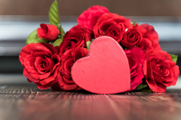 Χαρούμενη καρδιά του Αγίου Βαλεντίνου με κόκκινα τριαντάφυλλα - Φωτογραφία, εικόνα