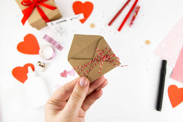 Valentine's Day. Step by step instructions for making a gift for the holiday of lovers. Step 5 envelope decor. - Photo, image
