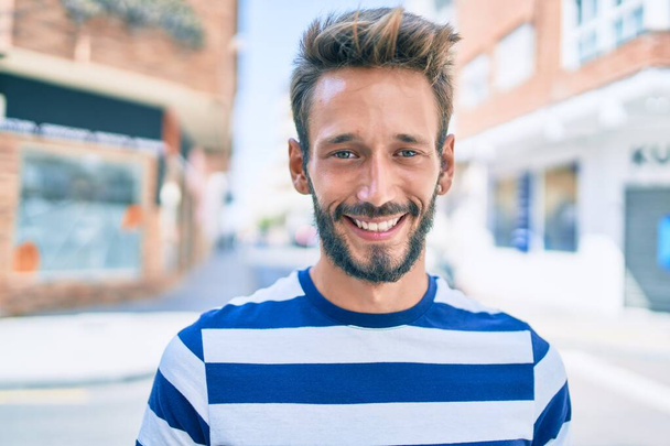 Bello uomo caucasico con la barba sorridente felice all'aperto - Foto, immagini