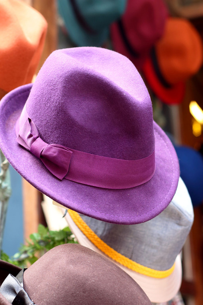 Шляпы укладываются на продажу на рынке
 - Фото, изображение
