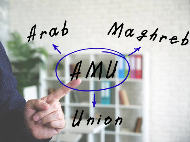 L'inscription AMU Union du Maghreb Arabe. Mode et intérieurs de bureau modernes sur un fond - Photo, image
