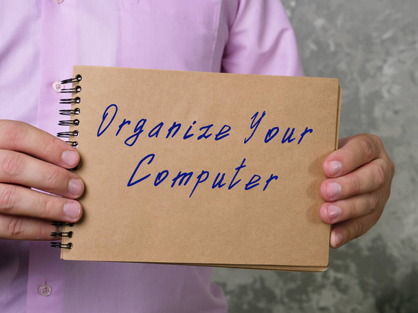 Concept motivationnel signifiant Organisez votre ordinateur avec l'inscription sur la page - Photo, image